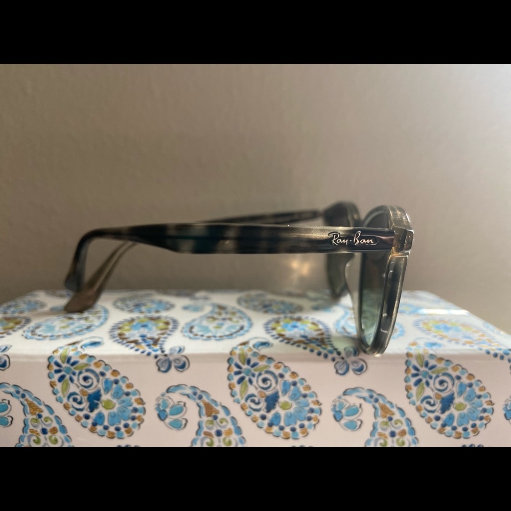 Ray-Ban RB4259 sunglasses
